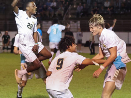 Oakleaf upsets Fleming Island in 3-6A tournament